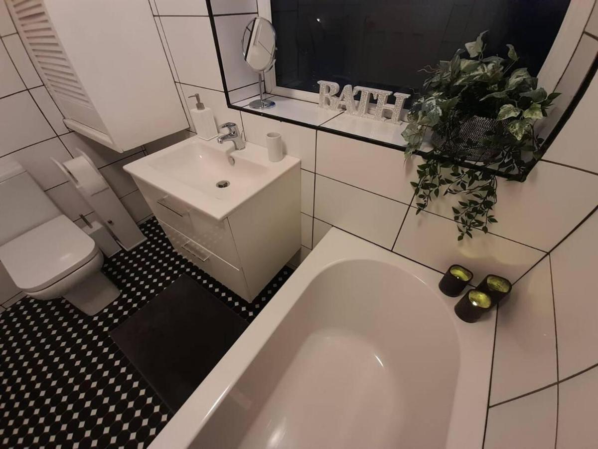 Bright 4-Bed House 15 Min To Manchester Centre Villa Eksteriør billede