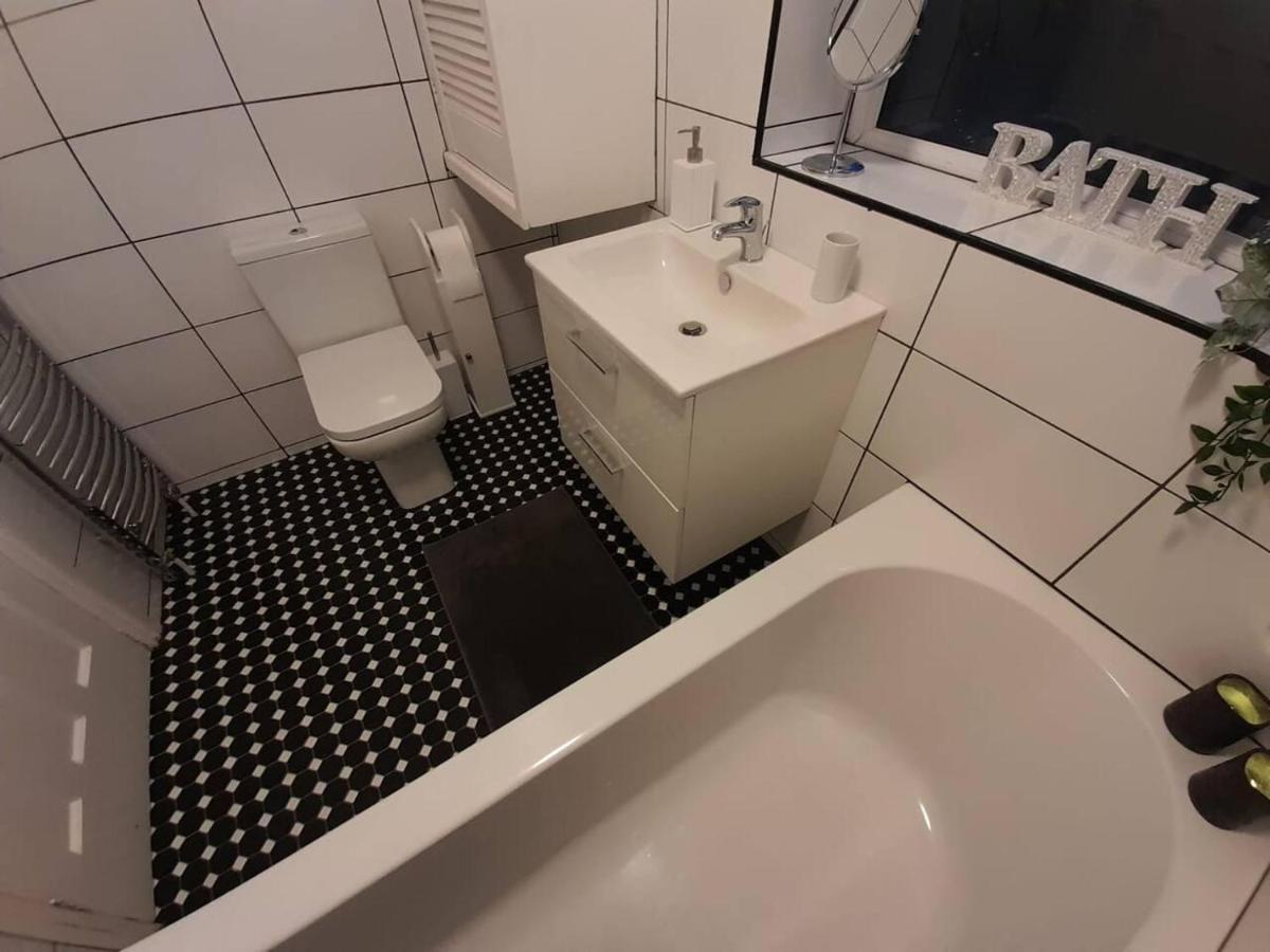 Bright 4-Bed House 15 Min To Manchester Centre Villa Eksteriør billede